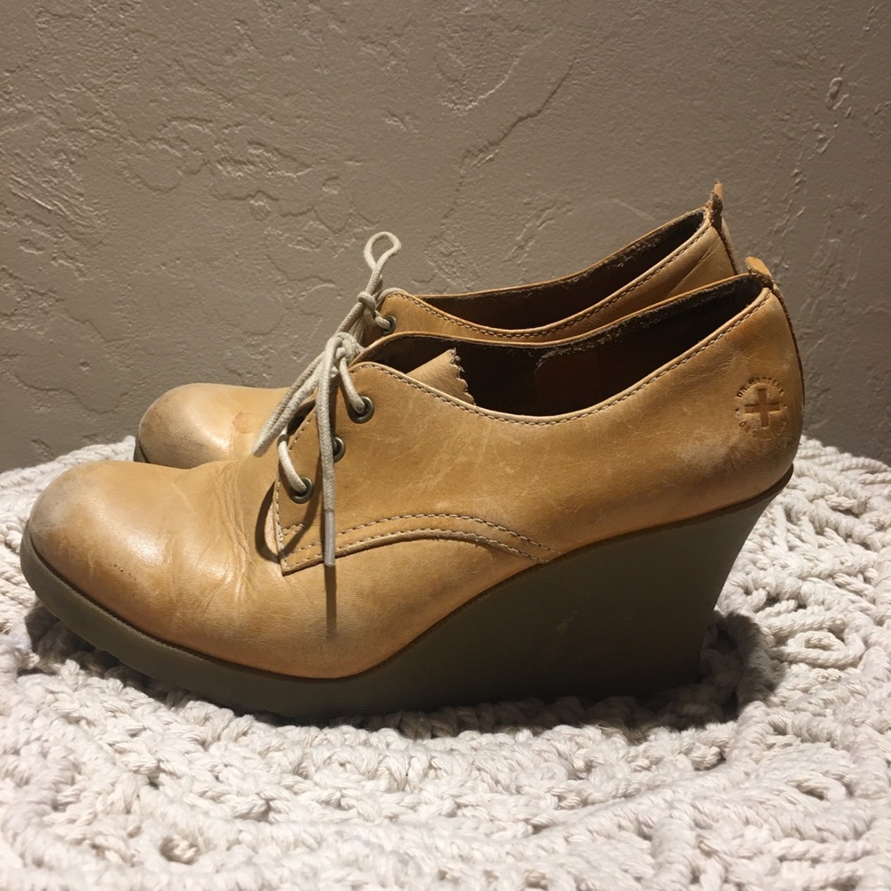 RARE Vintage Dr. Martens tan lace up leather wedge shoe 6